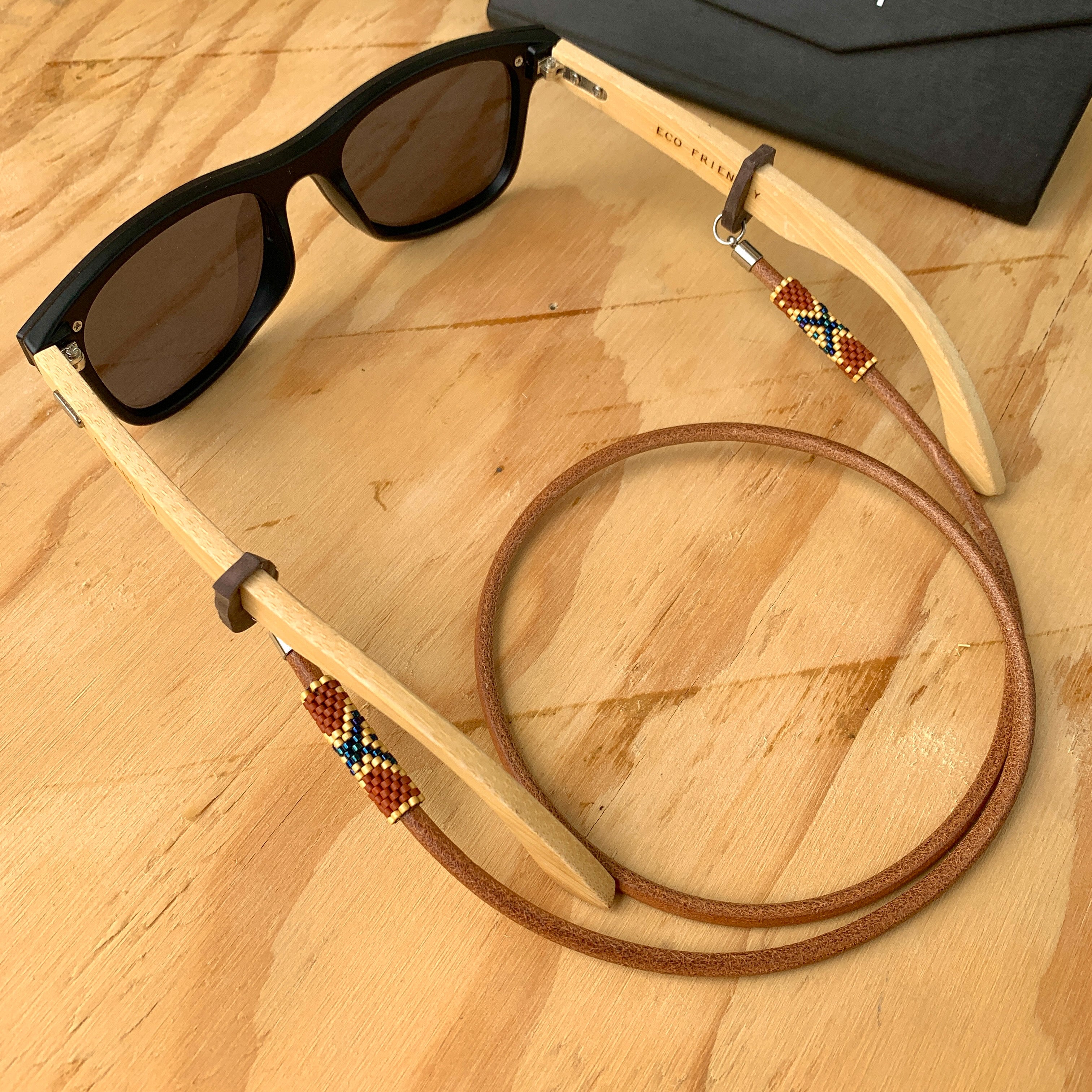 COLECCIÓN CUELGA GAFAS CUERO