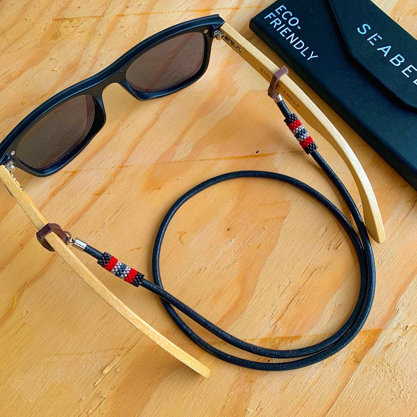 COLECCIÓN CUELGA GAFAS CUERO