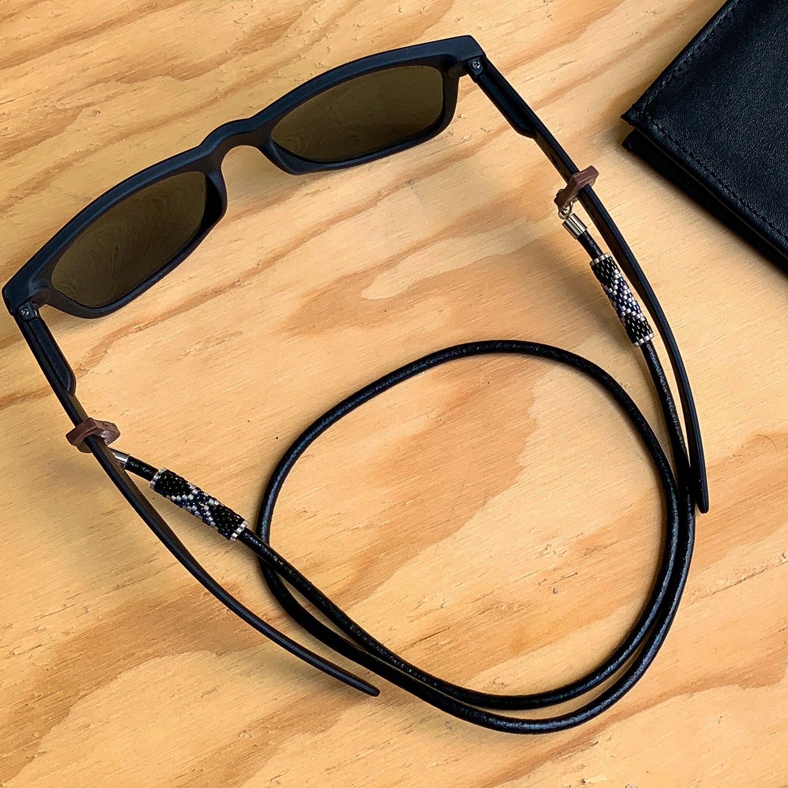 COLECCIÓN CUELGA GAFAS CUERO