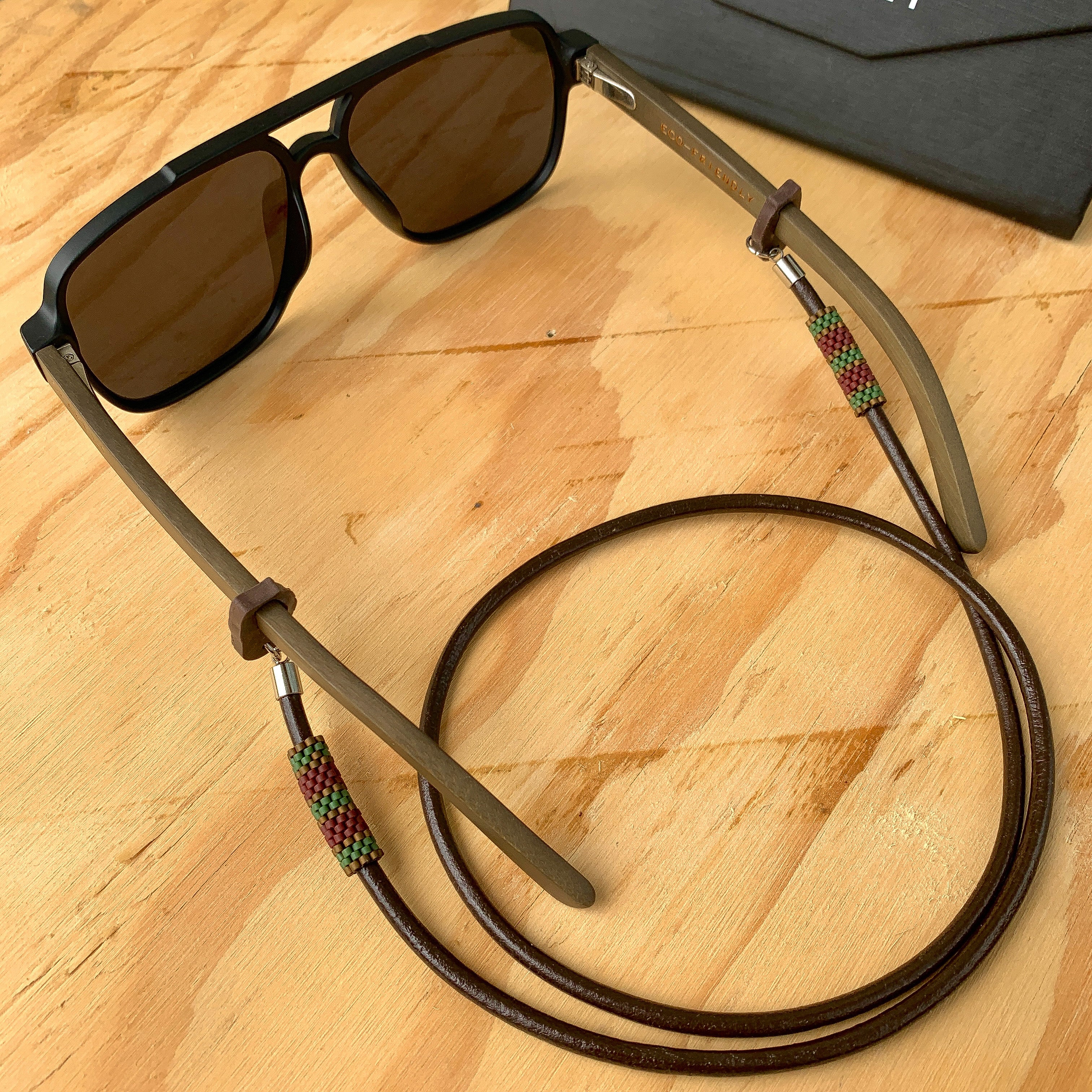 COLECCIÓN CUELGA GAFAS CUERO