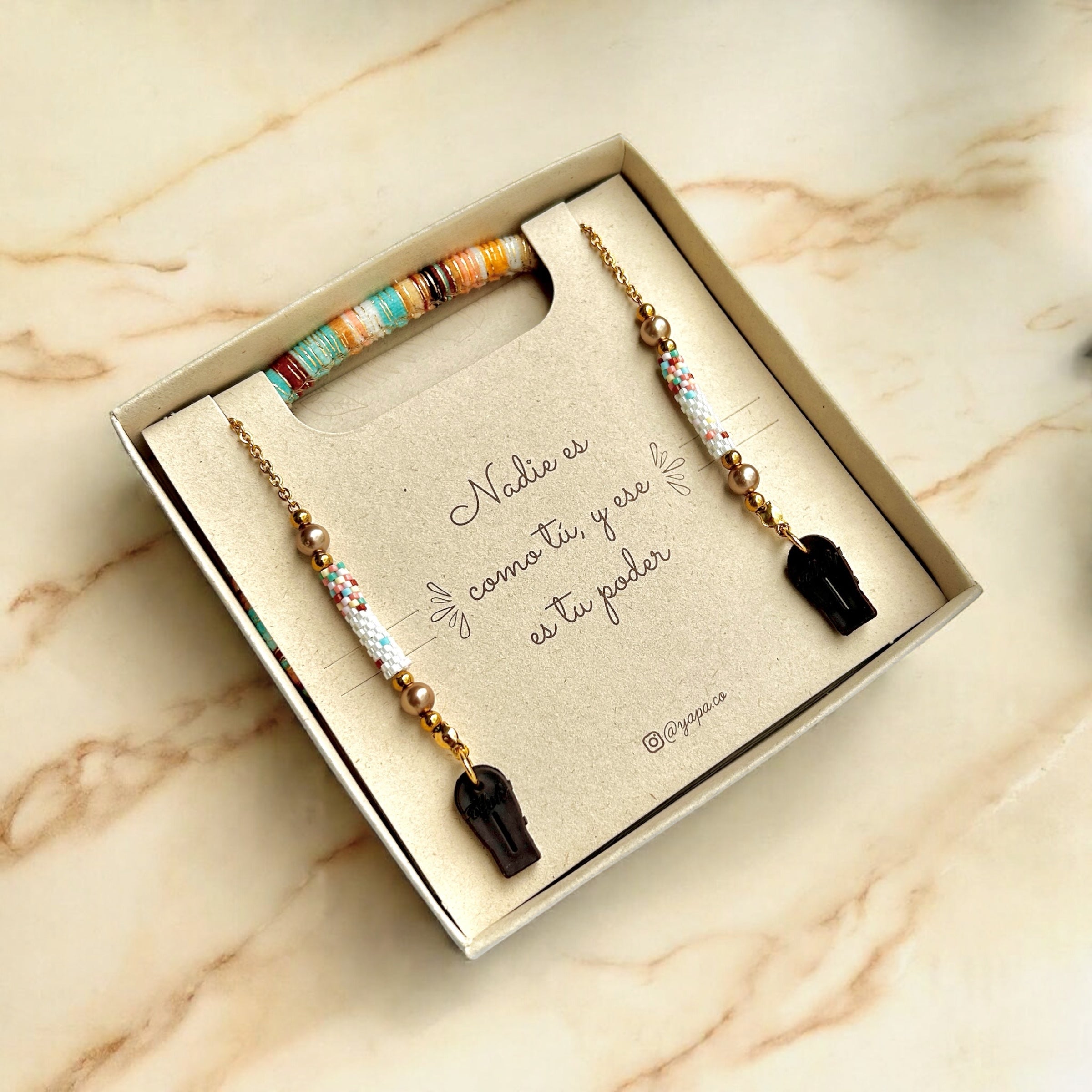 CUELGA GAFAS MIYUKI PLATA